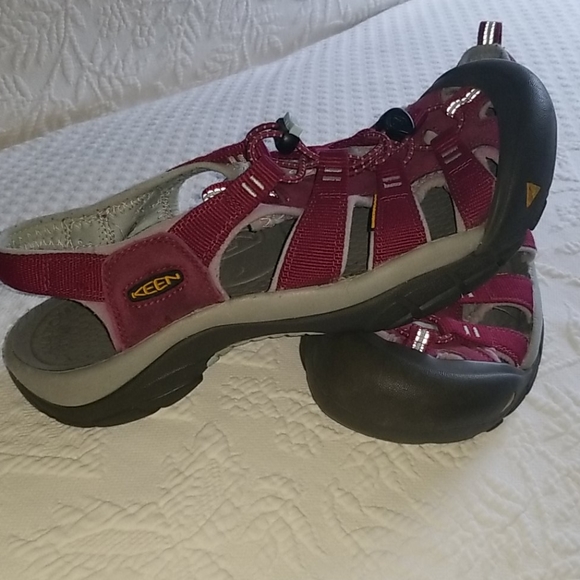 womens size 9 water shoes